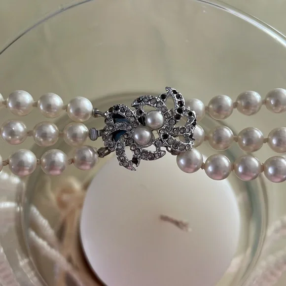 Vintage Elegant white Faux 3- Tier Pearl Necklace - Picture 2 of 7